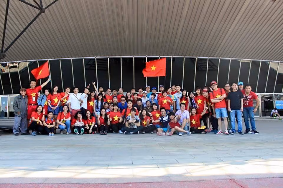 Cờ đỏ sao vàng tung bay với những lời hò reo phấn khích ngay từ khi tuyển Việt Nam chưa bước vào trận đấu. Ảnh: Ngọc Quỳnh.