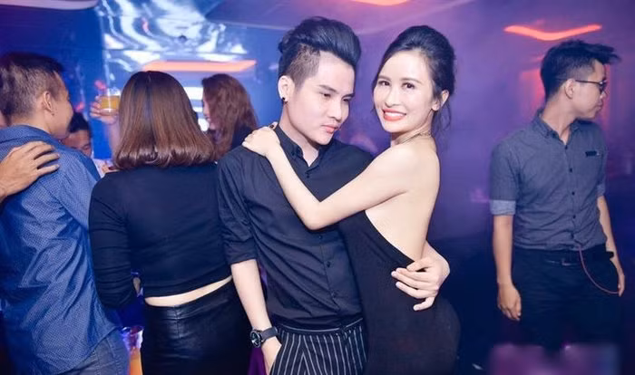 Đôi mắt của vợ hai Minh Nhựa cũng không to và long lanh như trong ảnh. Bên cạnh sự hỗ trợ từ các phần mềm chỉnh sửa ảnh, Mina còn thường xuyên sử dụng kính giãn tròng.