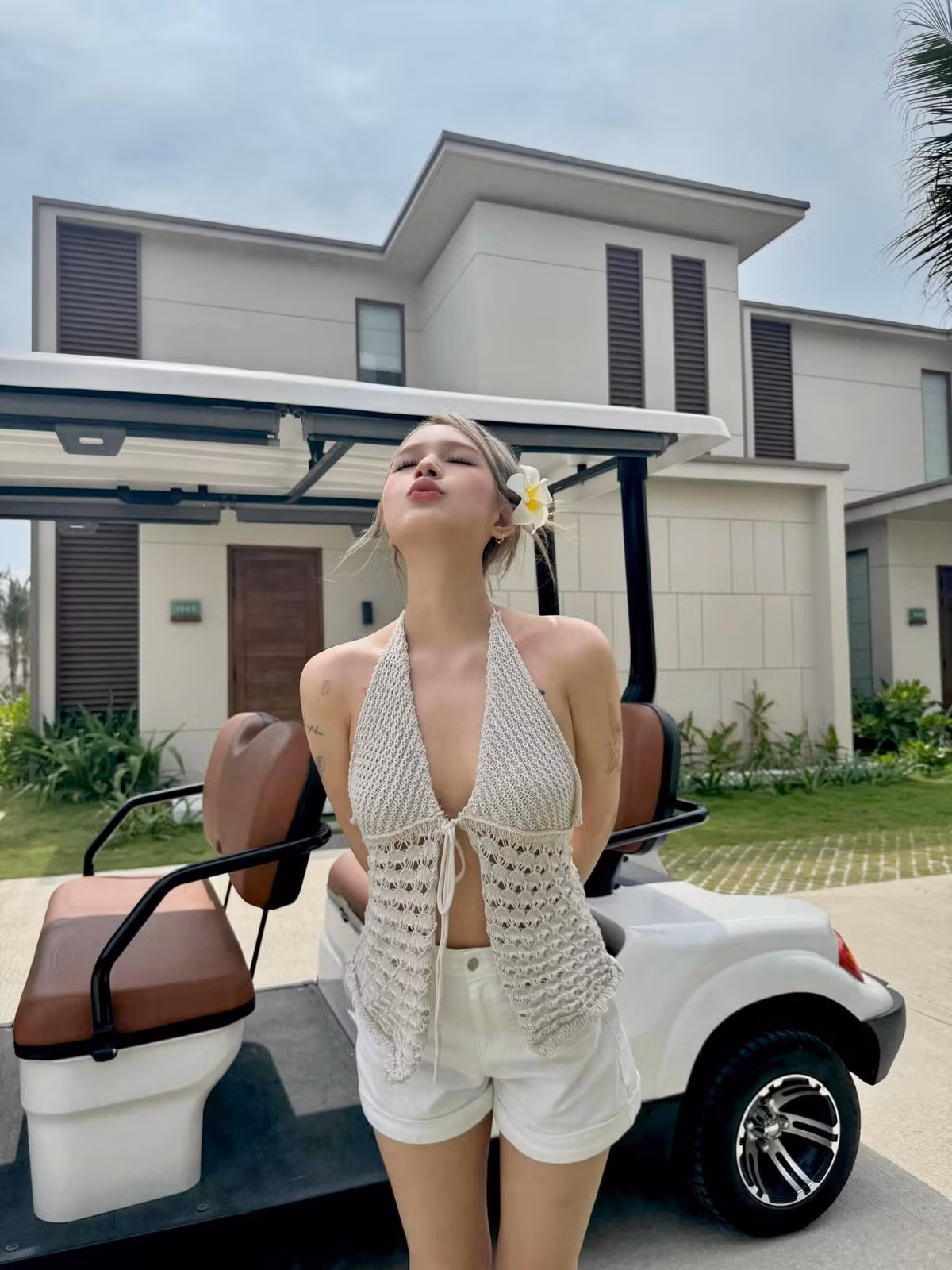 Chỉ sở hữu chiều cao 1m60 nhưng với vóc dáng cân đối, Xoài Non dễ dàng cân nhiều outfit.