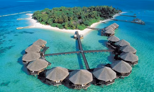 Bali (Indonesia). Từng được biết đến như một thiên đường, song nhiều du khách lại cho biết, Bali không để lại nhiều ấn tượng. Những bãi biển nổi tiếng khá bẩn, và thường xuyên quá tải du khách. Tệ hơn còn có không ít kẻ lừa đảo.