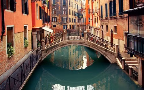 Venice (Ý): Thành phố nổi tiếng này luôn ồn ào và đông đúc bởi thu hút hơn 60.000 khách mỗi ngày. Có lẽ bởi số lượng khách quá đông mà dẫn tới đồ ăn và thức uống ở đây khá đắt đỏ.