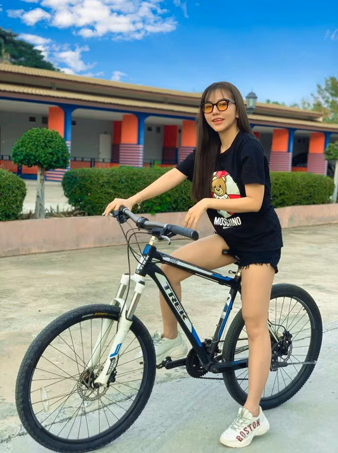 Gia Hân được người hâm mộ hết lời khen ngợi bởi phong cách thời trang khoẻ khoắn, quyến rũ. Cô nàng cũng diện cả cây đồ hiệu không kém gì các Rich Kid đình đám khi có mặt tại xứ Chùa Vàng.
