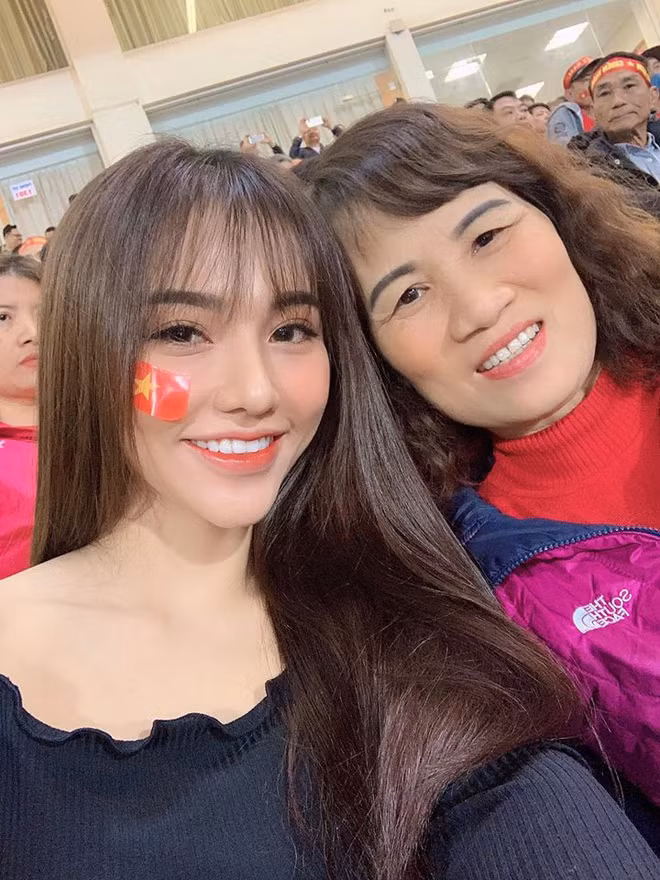 Hot girl gốc Đồng Nai từng cùng mẹ của Hoàng Đức có mặt trên khán đài sân vận động Mỹ Đình để theo dõi nam cầu thủ thi đấu. Nhìn vào bức ảnh có thể thấy mối quan hệ giữa con dâu - mẹ chồng tương lai khá tốt đẹp.
