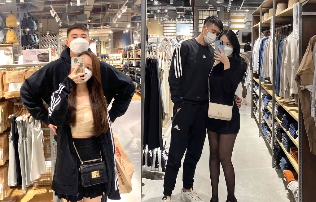 Chụp ảnh trước gương được xem là "đặc sản" của bộ đôi này. Văn Chuẩn thường xuyên tạo dáng tình cảm như ôm cổ, ôm eo bạn gái.