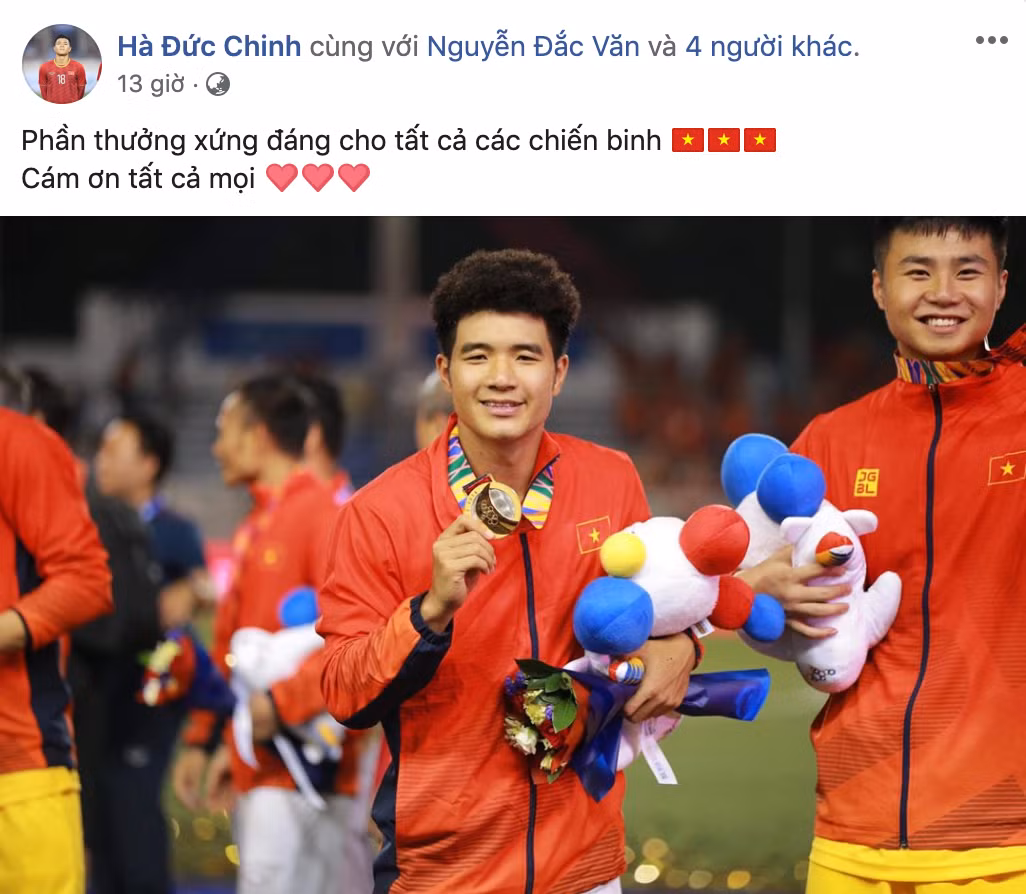 "Vua phá lưới" Hà Đức Chinh gửi lời cảm ơn tới người hâm mộ. Anh chàng còn không quên tag người yêu vào bài viết vô cùng ngọt ngào.
