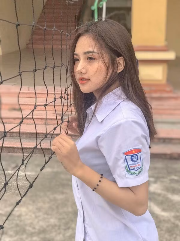 Chuẩn bị bước vào kỳ thi THPT Quốc gia nên hot girl Hà Nam cho hay cô nàng dành phần lớn thời gian để ôn tập. Từ đầu năm lớp 12, Hằng cũng đã xin từ chức lớp trưởng để tập trung học.