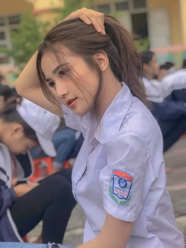 Mới đây, nhiều người dùng mạng xã hội truyền tay nhau bộ ảnh của một hot girl đồng phục xinh đẹp, không góc chết.