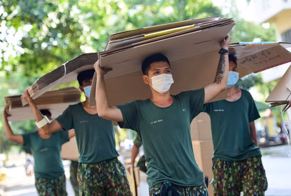 Những hình ảnh các công an, quân đội, y, bác sĩ đang gồng mình chống dịch tiếp thêm sức mạnh, niềm tin cho mọi người vì một tương lai Việt Nam quyết thắng đại dịch. Xem thêm clip: Bữa cơm, giấc ngủ vội của những chiến binh chống Covid-19 - Nguồn: Youtube
