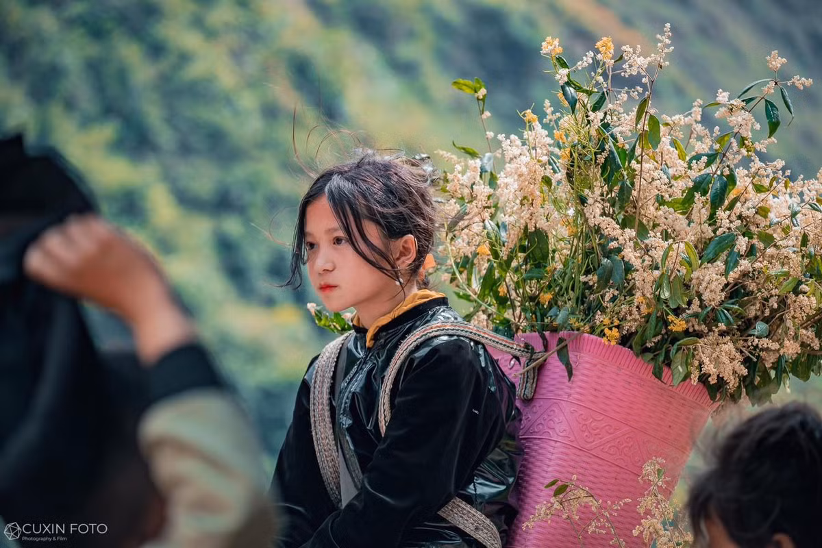 Không ăn diện gì, chỉ mặc trang phục truyền thống của dân tộc mình, cùng mái tóc rối bù không chải chuốt nhưng cô bé vẫn rất xinh đẹp - một nét đẹp không nhiễm bụi trần.