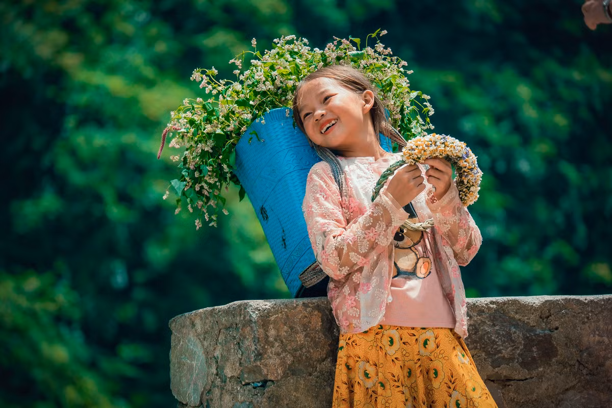 Không giống như những trẻ em ở thành thị, trẻ em vùng cao có cuộc sống khó khăn vất vả, có những em bé lớn thì phải lên rẫy phụ cha mẹ, có những em thì phải đi bán hoa cỏ, hay đặc sản cho khách du lịch để phụ kinh tế giúp cả nhà.
