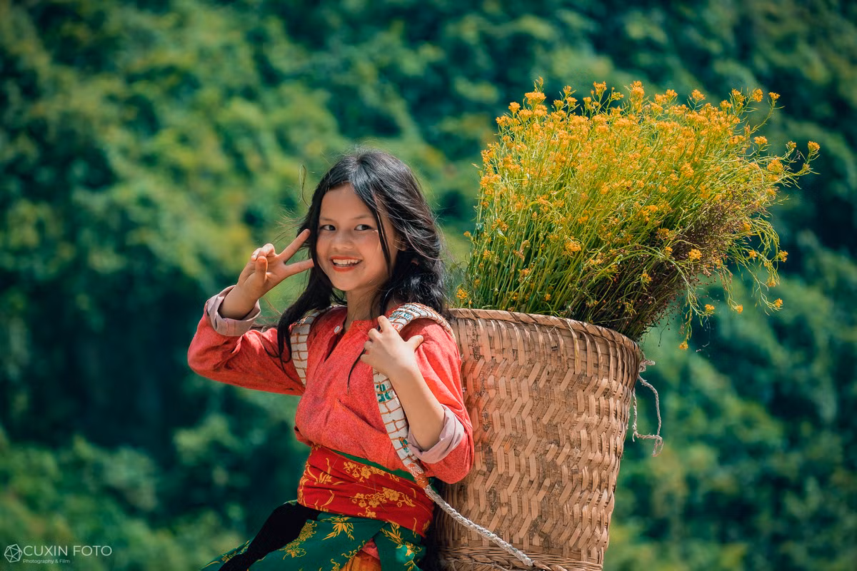 Có những bé gái gương mặt còn mang nét lai tây rất đáng yêu.
