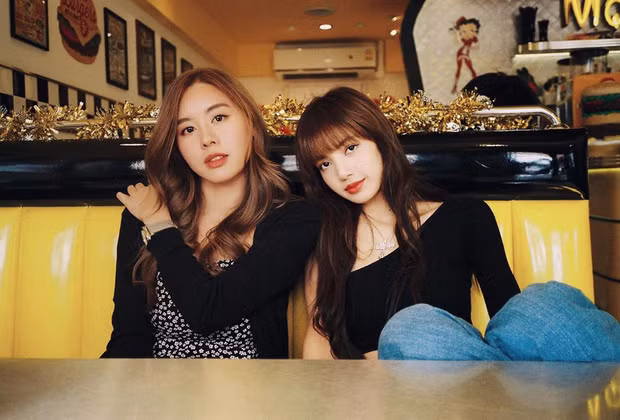 Praew sở hữu hơn 220.000 người theo dõi trên mạng xã hội, là bạn thân thiết với Lisa (Black Pink) nên cô nàng không thể là giả, và đương nhiên, cô cũng không phải con lai Việt Nam, chẳng học Rmit cũng không viết trạng thái thả thính bằng tiếng Việt thuần thục như vậy.