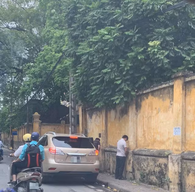 Được biết những hành vi vệ sinh cá nhân không đúng nơi quy định tại khu chung cư, thương mại, dịch vụ hoặc nơi công cộng sẽ bị xử phạt tiền từ 1.000.000 đồng đến 3.000.000. (Ảnh minh hoạ)