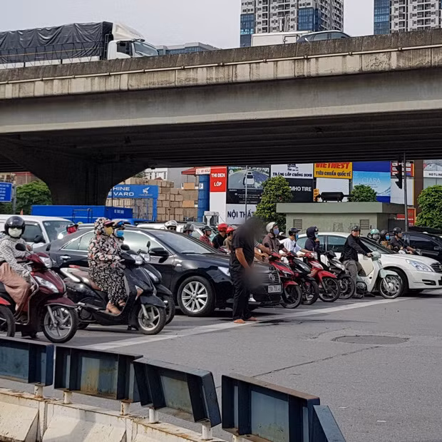 Bất chấp người qua đường đang dừng đỗ đèn đỏ, người đàn ông này vẫn thản nhiên "giải quyết nỗi buồn" trước sự chứng kiến của tất cả mọi người.
