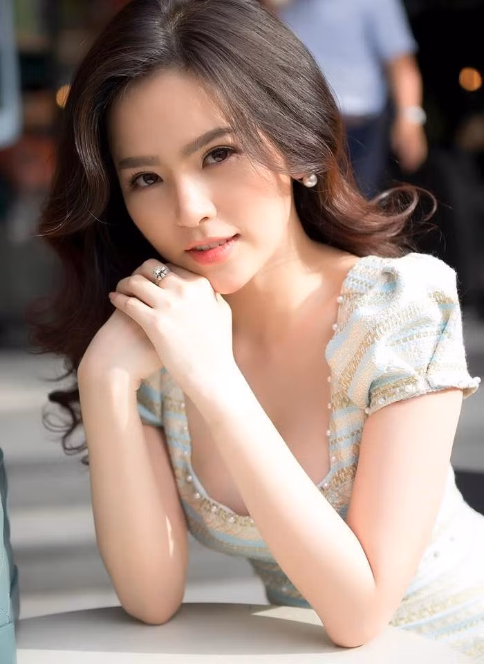 "Hot girl mỳ gõ" Phi Huyền Trang cũng lộ clip nóng chỉ sau Trâm Anh một tháng. Theo đó, cô nàng là người thứ 3 và bị vợ của bạn trai doạ sẽ đăng tải clip lên mạng xã hội.