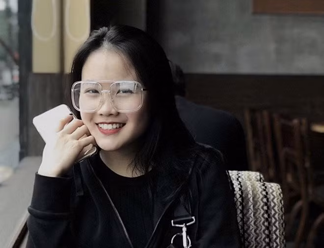 Mặc dù không được đẹp xuất sắc như trên ảnh nhưng Hoàng Anh vẫn sở hữu khuôn mặt khả ái, gây thiện cảm với người đối diện. Bạn gái Văn Hậu cũng từng được nhiều người gặp gỡ, tiếp xúc ở ngoài nhận xét là dễ thương, trẻ hơn so với tuổi thật.