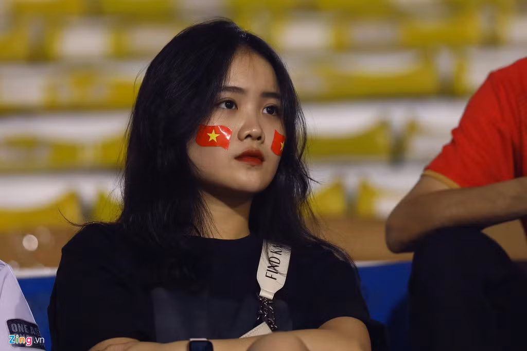 Hoàng Anh Ốc, bạn gái Văn Hậu vốn là một hot girl quê Thái Bình có tiếng với hơn 130.000 lượt theo dõi. Cô nàng sở hữu nhan sắc xinh đẹp, thu hút, được nhiều người ngưỡng mộ. Thế nhưng, một vài khoảnh khắc cô nàng xuất hiện trên khán đài cổ vũ bạn trai được báo chí chụp lại khiến người hâm mộ không khỏi hoảng hốt. Ảnh: Zing.