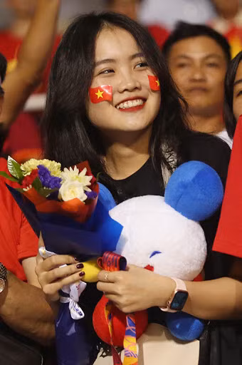 Có thể thấy rõ, Hoàng Anh bên ngoài sở hữu khuôn mặt kém thon gọn, nước da đen, mũi thô hơn hẳn trong ảnh cô nàng đăng tải trên mạng xã hội.