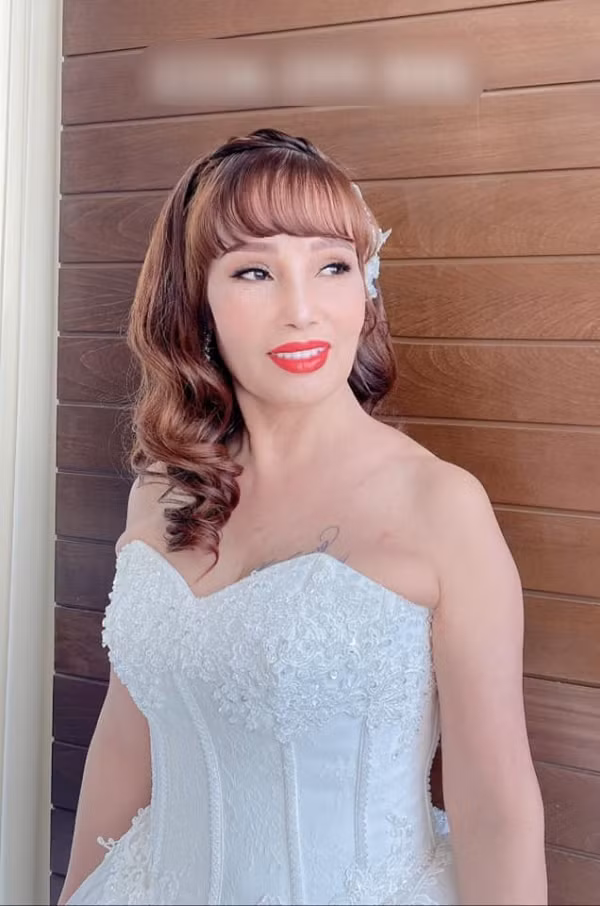 Nhan sắc của cô dâu 62 tuổi Thu Sao lộ diện sau hơn một tuần phẫu thuật thẩm mỹ khiến nhiều người kinh ngạc.