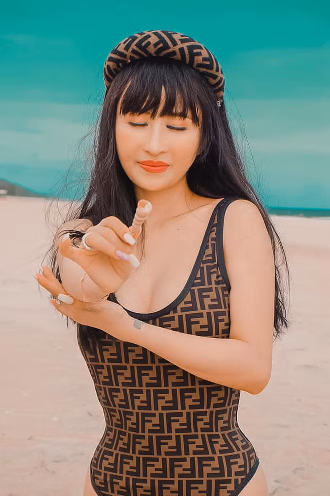 Bên dưới phần bình luận, rất nhiều bạn bè gửi lời khen tới Mina Phạm bởi vóc dáng thon gọn không thua kém bất kỳ thiếu nữ nào. Sở hữu nhan sắc lẫn body đạt điểm 10 thế này bảo sao đại gia Minh Nhựa không mê mẩn bà xã.