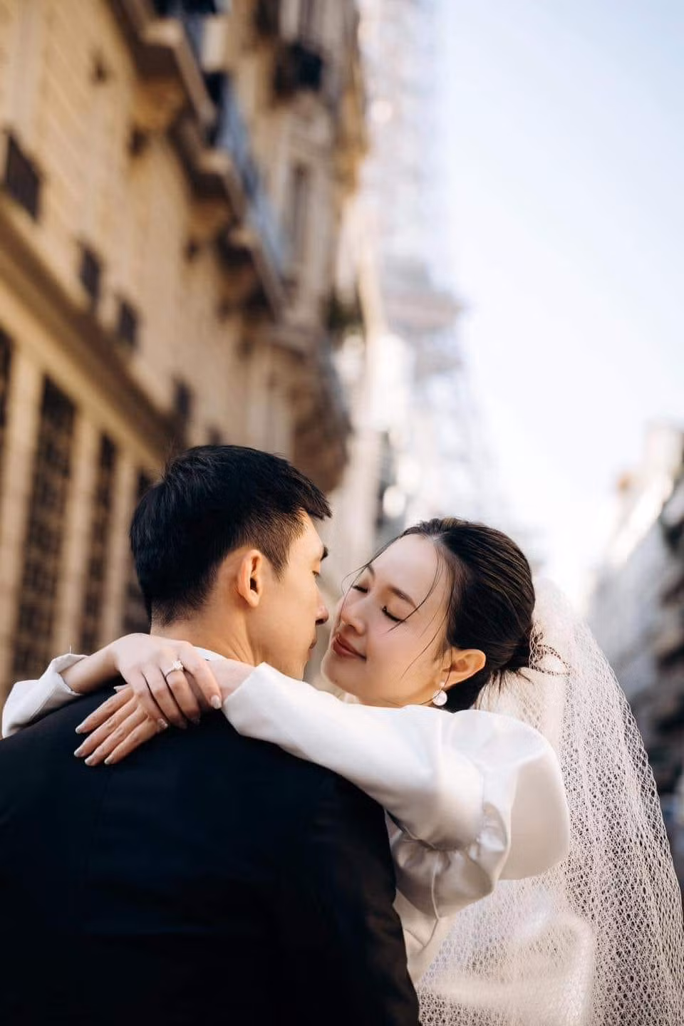 Những năm qua, Midu cực kỳ kín tiếng về chuyện tình cảm, dù được ghép đôi với nhiều mỹ nam Vbiz như Harry Lu, Quốc Trường, Trần Anh Huy... nhưng tất cả chỉ là do fan "đẩy thuyền". Chính vậy khi thông tin nữ diễn viên lên xe hoa, nhiều người đã rất bất ngờ.