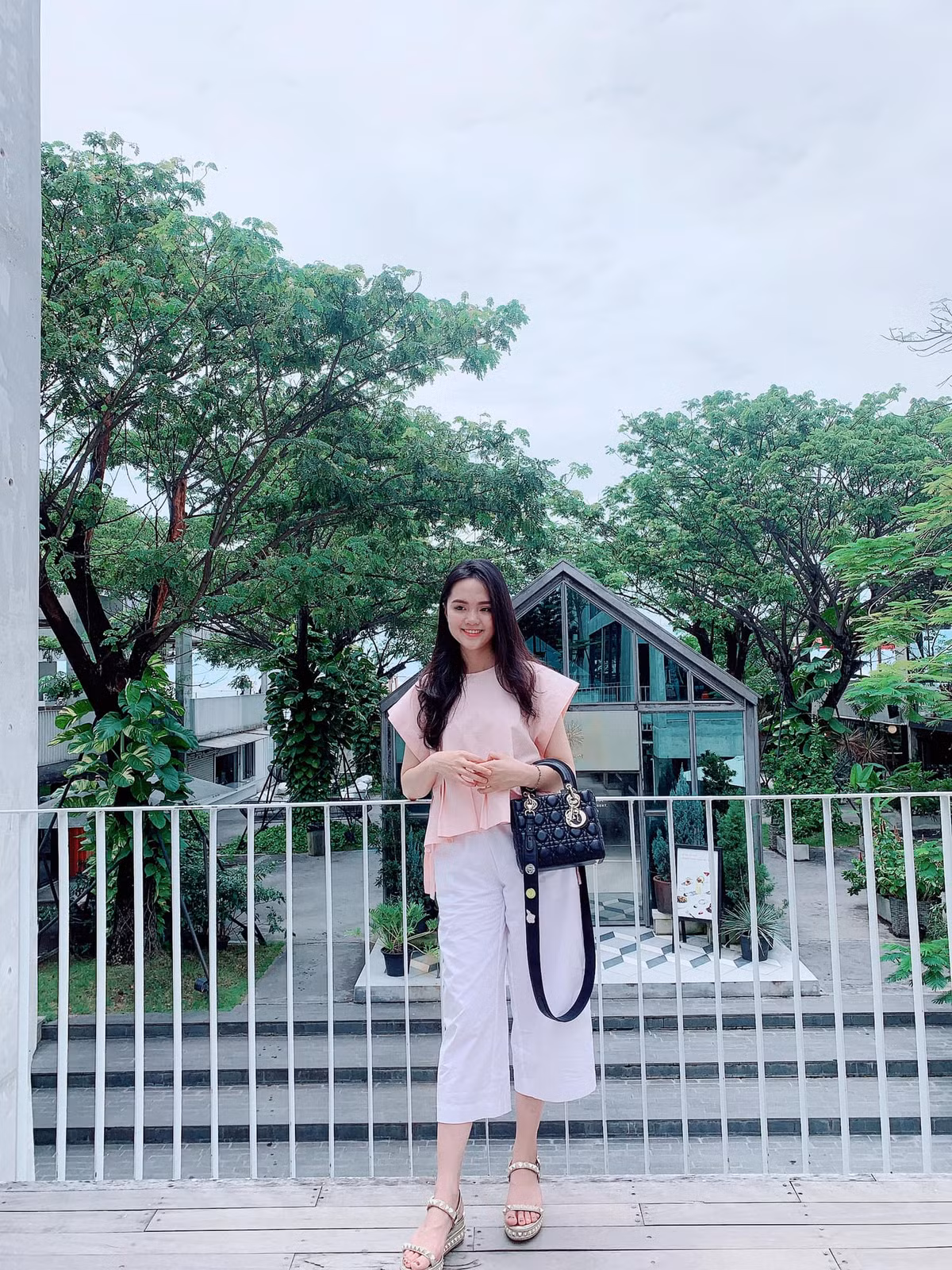 Quỳnh Anh đúng chuẩn tiểu thư con nhà giàu khi có cuộc sống sung sướng trong nhung gấm. Trên trang cá nhân, hot girl thường xuyên khoe mua đồ hiệu, sắm xe sang.