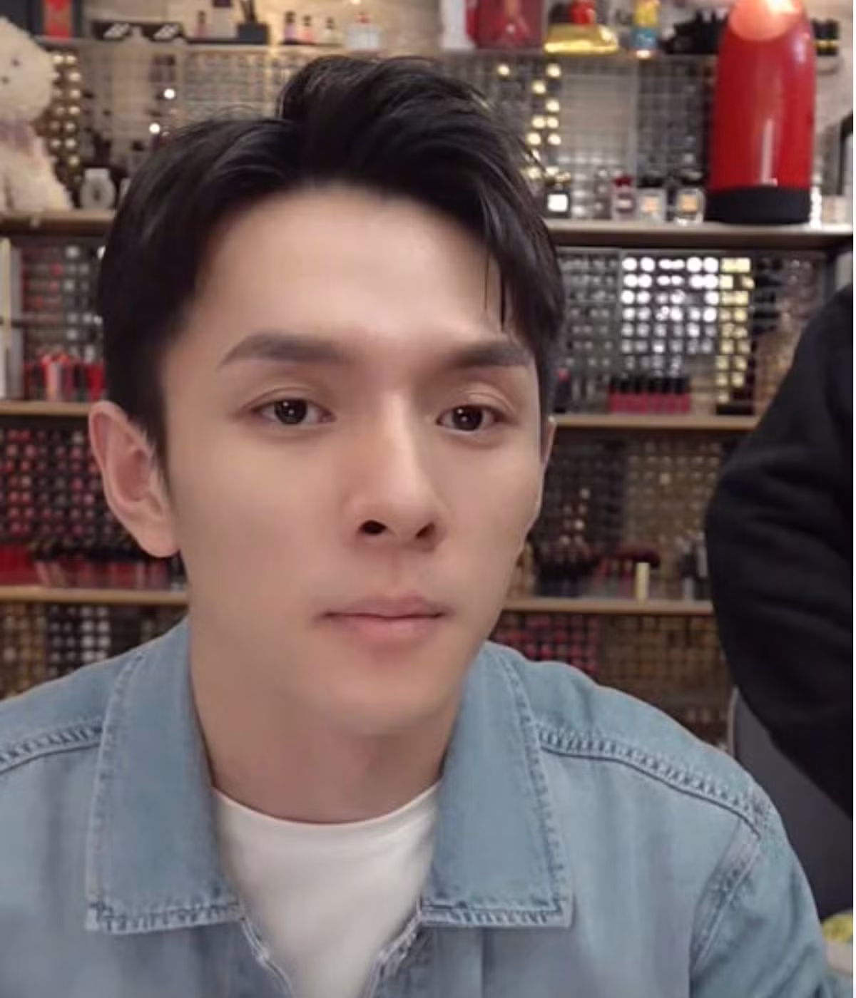 Ở thời điểm hiện tại, Lý Giai Kỳ là một trong những streamer, beauty blogger hot nhất xứ Trung. Nhưng điều đó cũng đồng nghĩa nhất cử nhất động của anh chàng này đều bị mọi người để ý.