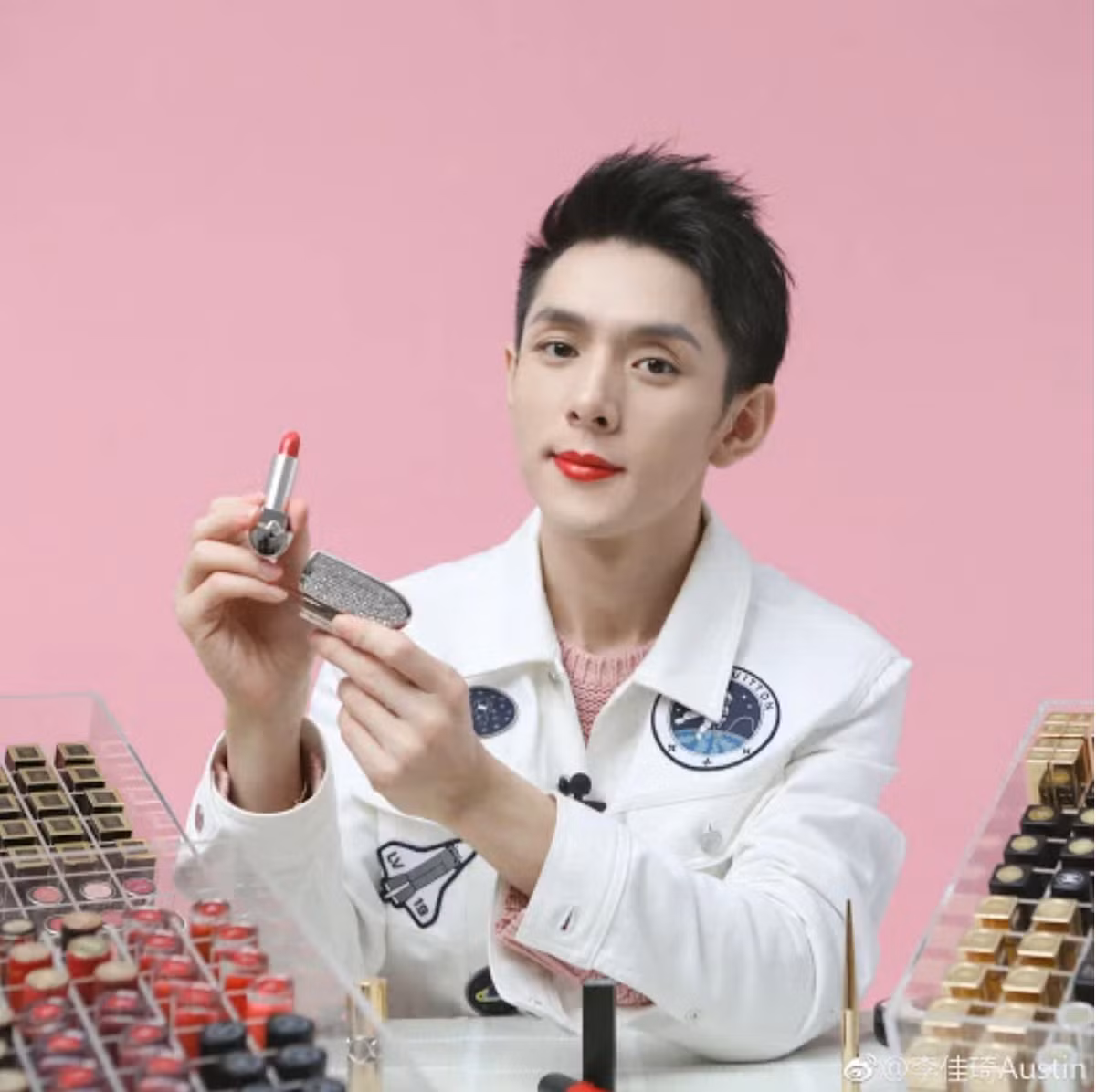  Lý Giai Kỳ sinh năm 1992, là một beauty blogger chuyên về son trên Taobao, trang bán hàng qua mạng phổ biến ở Trung Quốc. Xuất phát điểm với mức lương 6 nghìn tệ (khoảng 19 triệu đồng), dựa vào việc livestream trên trang mạng Taobao chỉ trong 3 năm, thu nhập của anh vượt mức nghìn vạn tệ (tương đương chục tỷ đồng).