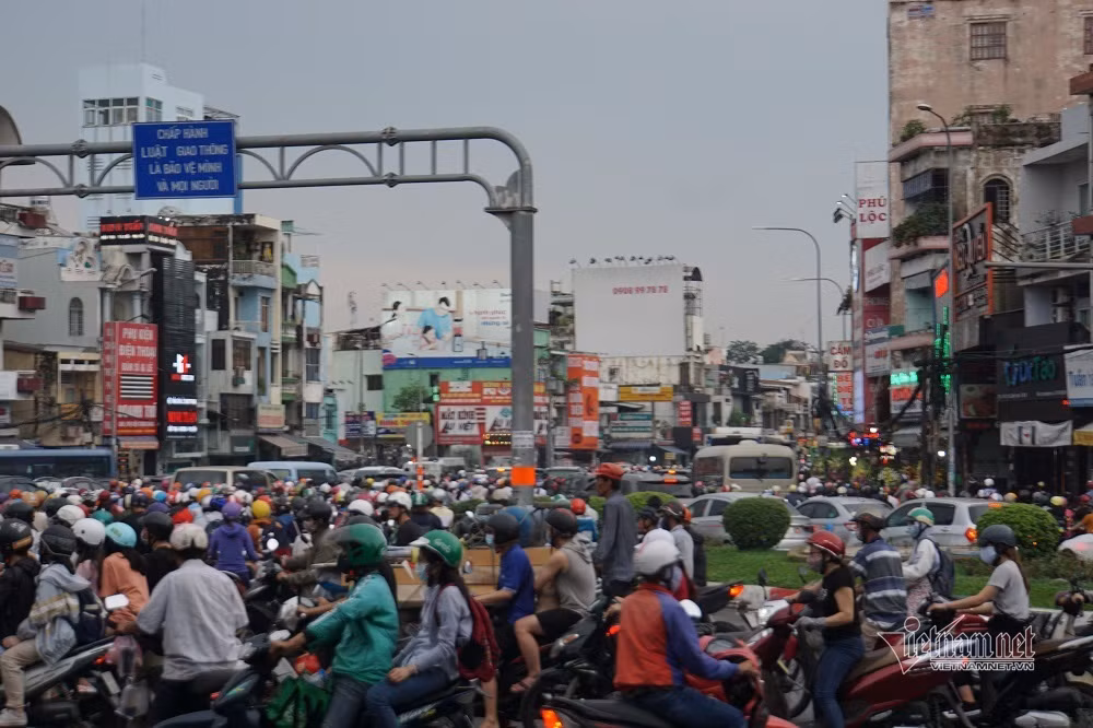Trước đó, trận mưa gần 1 tiếng đã khiến cả đoạn đường Nguyễn Hữu Cảnh ngập mênh mông như dòng sông.