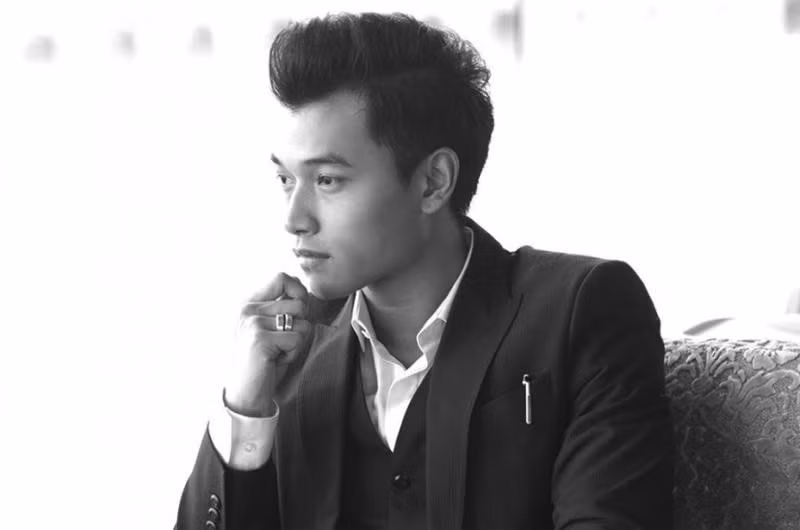 Hot boy sinh năm 1990 có thời gian dài du học tại Mỹ và từng có thời gian làm việc tại California trước khi về Việt Nam để tiếp tục công việc kinh doanh của gia đình.