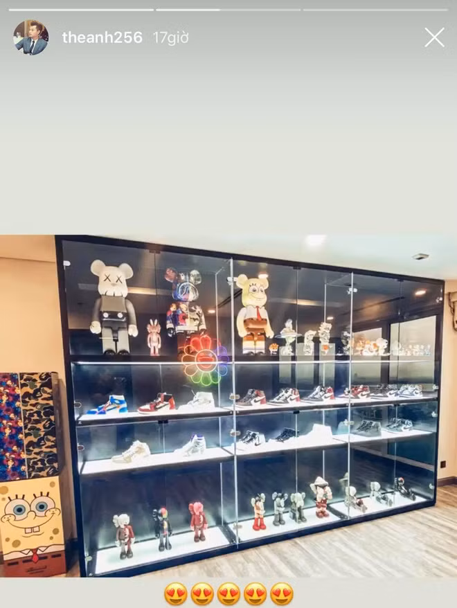 Mới đây, trong một lần chia sẻ lên story Instagram vị thiếu gia Hà Thành để lộ gia tài bao gồm nhiều mô hình bearbrick (gấu đồ chơi) và tủ giày đẹp ngây ngất.