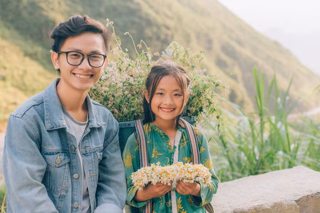 Ban hoa ven duong, be gai dan toc hut hon nho nu cuoi tan chay