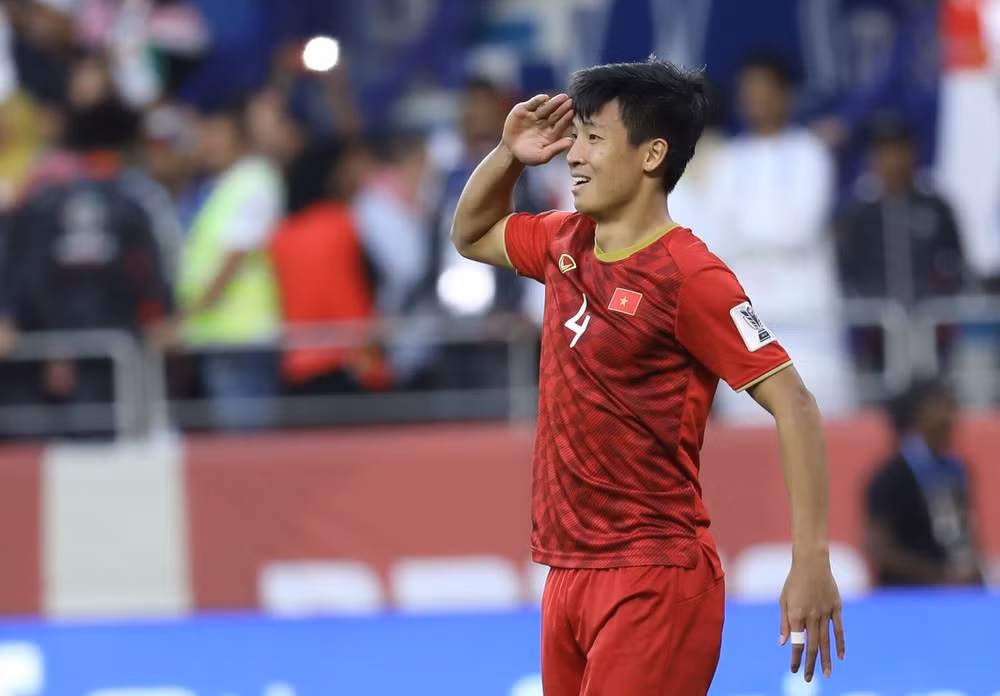 Soc voi biet danh cau thu doi tuyen Viet Nam “bi” fan dat cho