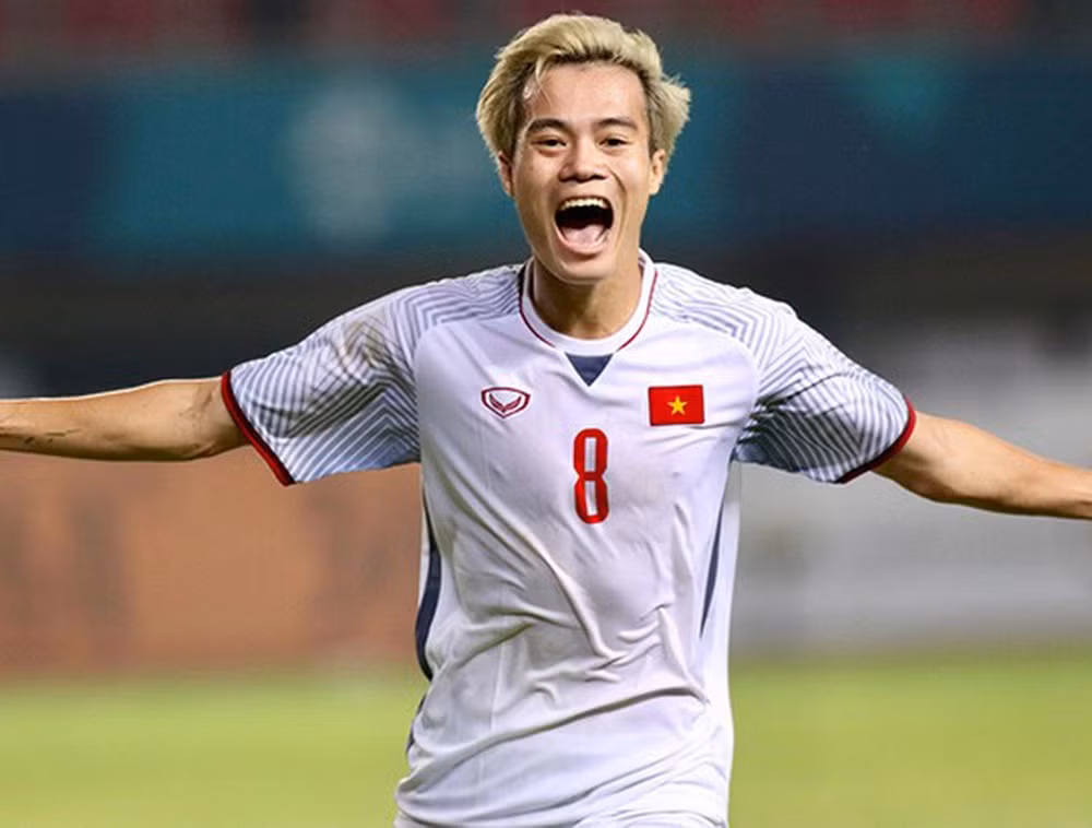 Nhờ mái tóc nhuộm bạc, Văn Toàn (SN 1996, quê Hải Dương) được fan đặt cho cái tên hết sức đáng sợ - "Dượng". Bên cạnh đó, cầu thủ đội tuyển Việt Nam cũng được gọi là "ăn chơi nhất đội" nhờ sở hữu nhiều đồ hiệu và gu thời trang bắt mắt, hợp trend.