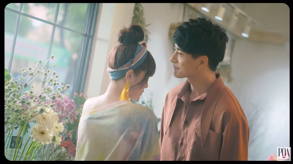 Chỉ sau 2 ngày ra mắt, MV "Xiêu Lòng" của Phạm Quỳnh Anh đã xuất sắc lọt top thịnh hành Youtube Việt Nam. Bên cạnh ca từ dễ nghe, bắt tai, nhan sắc của nam chính cũng là chủ đề được nhiều người quan tâm.