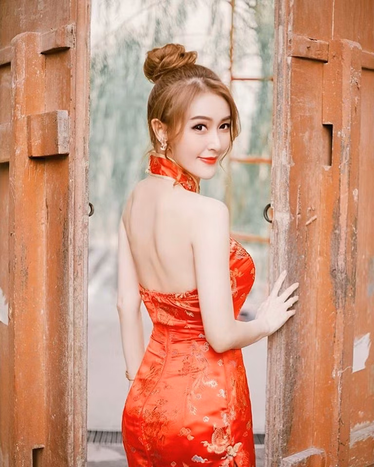 Phần váy ngắn lộ toàn bộ phần lưng và khoét ngực cực sâu của Pronwipa Watcharakaroon khiến nhiều người tức giận và cho rằng cô nàng đang không tôn trọng chốn linh thiêng như chùa chiền, đặc biệt Thái Lan là đất nước vô cùng sùng Phật giáo.