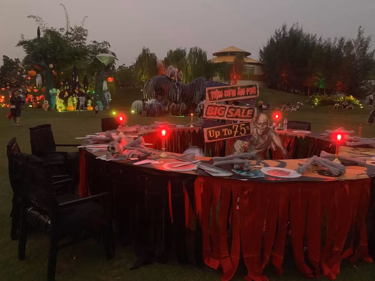 Halloween (viết đầy đủ "All Hallows' Evening") là một lễ hội truyền thống được tổ chức vào ngày 31 tháng 10 hàng năm, vào buổi tối trước Lễ Các Thánh trong Kitô giáo. Đây là ngày bắt đầu khoảng thời gian trong năm phụng vụ dành để tưởng nhớ những người đã chết. Những năm gần đây, Halloween trở thành một dịp lễ hội phổ biến tại Việt Nam. Ảnh: Địa điểm ăn chơi Hà Nội