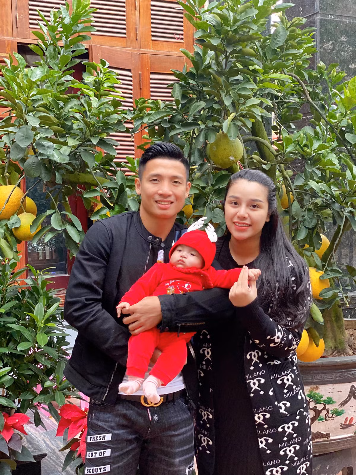 Giống như Quỳnh Anh, Khánh Linh cũng cực sành khi thường xuyên sắm sửa hàng hiệu. Vào ngày đầy tháng con gái, vợ chồng Bùi Tiến Dũng cũng đã sắm xe sang trị giá hơn 2 tỷ đồng.