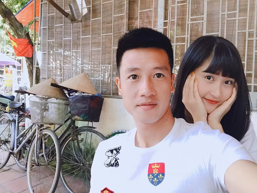 Bạn gái Huy Hùng, Thuỳ Dương cũng là một cô nàng cực mát tay trong công việc kinh doanh. Cô nàng buôn bán đủ thứ đồ từ mỹ phẩm, thời trang, đồ phong thuỷ và gây dựng được uy tín nhất định.
