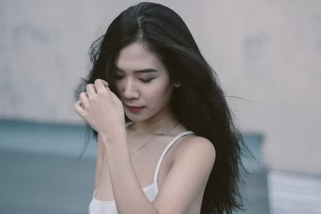 Trong bài viết của trang tin xứ Trung có miêu tả hot girl đời đầu Chù Vân Anh với nhiều mỹ từ như: khí chất và nhan sắc vô cùng xinh đẹp, body nóng bỏng,...