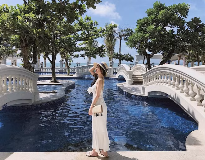 Bên cạnh công việc người mẫu, diễn viên, Chù Vân Anh còn tập trung kinh doanh riêng. Hiện tại, cô sở hữu một shop thời trang tại TP HCM và cũng chính là người mẫu cho cửa hàng của mình.