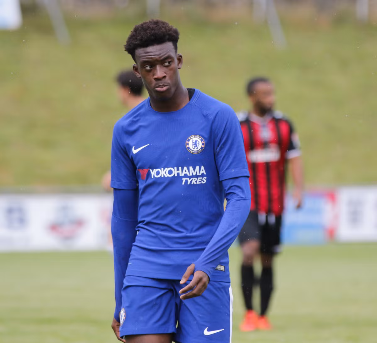 Không riêng Arsenal, một đội bóng khác của thành London là Chelsea cũng thông báo tiền vệ Callum Hudson-Odoi dương tính với dịch Covid-19. Những người tiếp xúc với anh sẽ được cách ly, còn lại vẫn trở lại luyện tập trong những ngày tới.