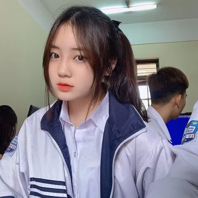 Nguyễn Thị Dương, học sinh trường THPT Lý Thái Tổ, Bắc Ninh bỗng chốc được chú ý nhờ ngoại hình sáng, giản dị với mái tóc buộc đuôi ngựa khi ở trường. Cô nàng đúng chuẩn "bạn gái bàn bên" mà chàng trai nào cũng mơ ước.