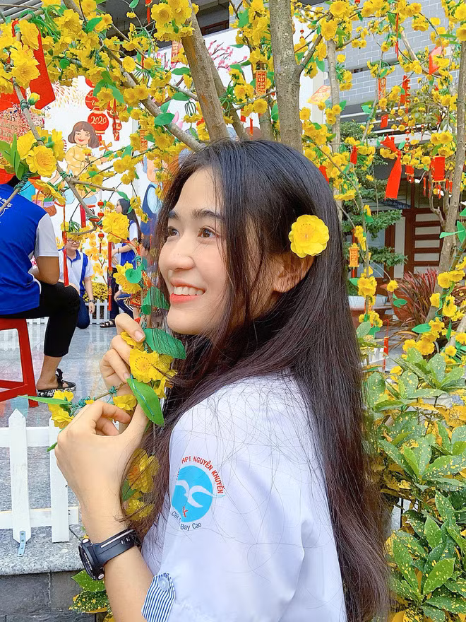 Nữ sinh Bình Dương - Mai Hà Hoàng Yến (sinh năm 2002, THPT Dĩ An, Bình Dương) sở hữu nét đẹp tinh khôi, rạng rỡ với nụ cười tươi rói.