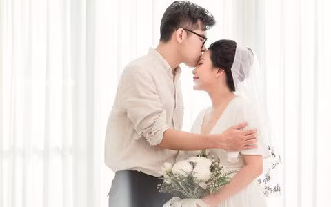 Cô và chồng có với nhau 3 người con tuy nhiên mãi sau này mới tổ chức lễ cưới. Hơn nữa việc nữ nhà văn không bao giờ đăng hình nhà chồng khiến tin đồn cô không được nhà chồng chấp thuận rộ lên trên mạng xã hội suốt thời gian dài. Bên cạnh đó, Gào được cho là đeo bám chồng vì gia thế giàu có nhưng cô nhiều lần phủ nhận về việc này.