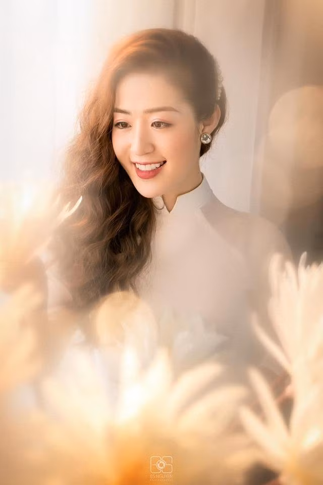 Nữ MC sinh năm 1992 tại Quảng Ninh và từng theo học trường Cao đẳng truyền hình Hà Nội và khoa Báo chí của trường Đại học Khoa học Xã hội và Nhân văn.