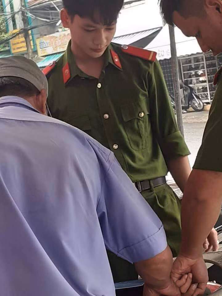 Góc nghiêng của chàng cảnh sát cũng khiến bao thiếu nữ điêu đứng. Bên dưới phần bình luận, nhiều cô gái vứt hết "liêm sỉ", khen ngợi anh chàng không tiếc lời. "Đã đẹp trai lại còn mặc cảnh phục, đúng là không chê vào đâu được mà.", "Anh công an ơi đến bắt em này, em nguyện cả đời bị anh "xích"" - Dân mạng hài hước bình luận.