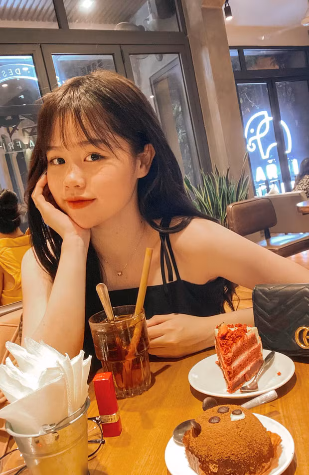Cụ thể, để minh hoạ cho bức hình xinh đẹp mới đăng tải, bạn gái Quang Hải viết: "Thích nghi và tận hưởng những gì đang trải qua, hoàn thành những việc hiện tại bản thân muốn làm. Chỉ cần hiện tại an yên, đó mới chính là cuộc sống tươi đẹp nhất. Những gì xảy ra, đừng cố chấp, mà phải tin, không như ý nguyện, đều là bởi đã có sự an bài khác".