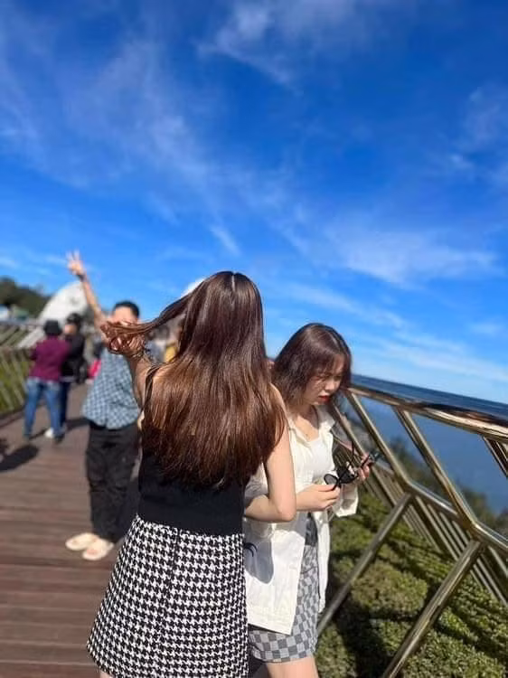 Điển hình của câu nói "thấy gái quên bạn".