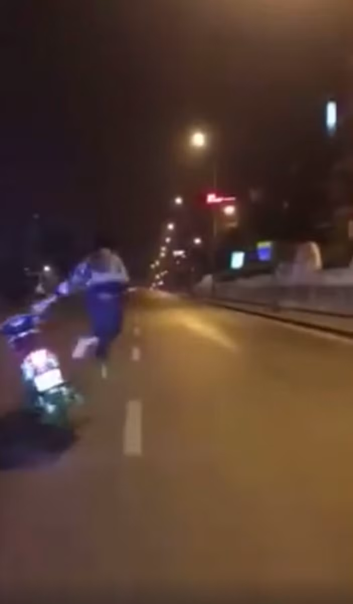 Với cách đi xe nguy hiểm, việc nam thanh niên ngã là điều không hề khó đoán. Tuy nhiên đối các "dân tổ" phía sau dường như vẫn bất ngờ khi liên tục chửi thề, sửng sốt dừng xe lại xem "đồng đội" của mình thế nào.